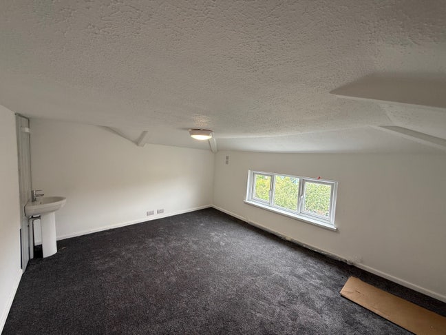 One  Room Left! &pound;685 Top Floor Room  Main Photo