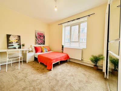 🏡 Your New Home in Crouch Hill Awaits! 🌸 Main Photo