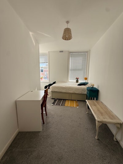 Bright single room to rent in friendly shared flat Main Photo