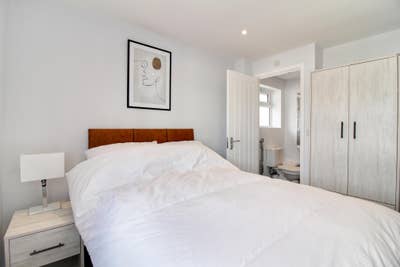 A Well Presented Double Room with an En Suite  Main Photo
