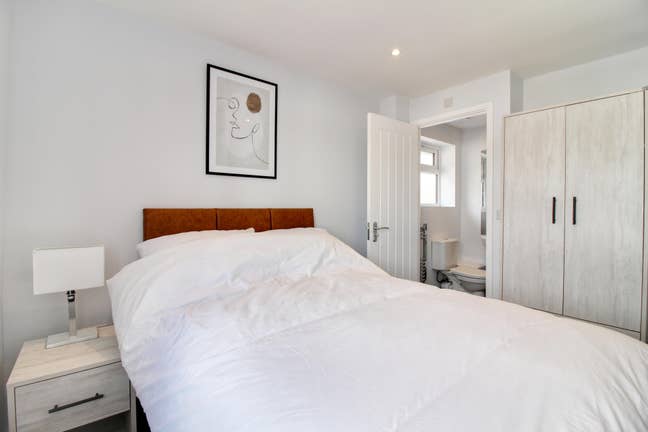 A Well Presented Double Room with an En Suite  Main Photo