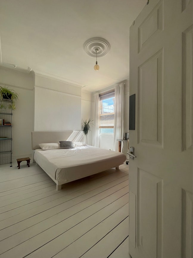 Two beautiful rooms - 5 mins station and seafront Main Photo