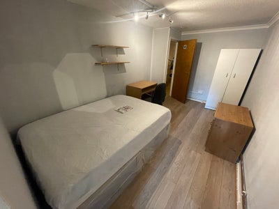 Double Room Close to Uxbridge Town Centre  Main Photo