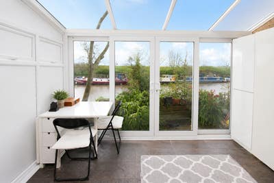 Stunning One Bedroom Flat on the Canal - Avail Now Main Photo