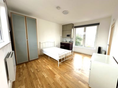 A bright and airy spacious studio in Chiswick Main Photo