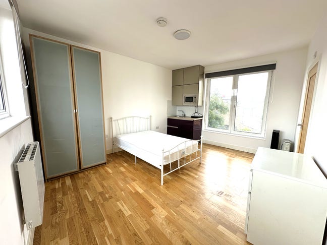 A bright and airy spacious studio in Chiswick Main Photo
