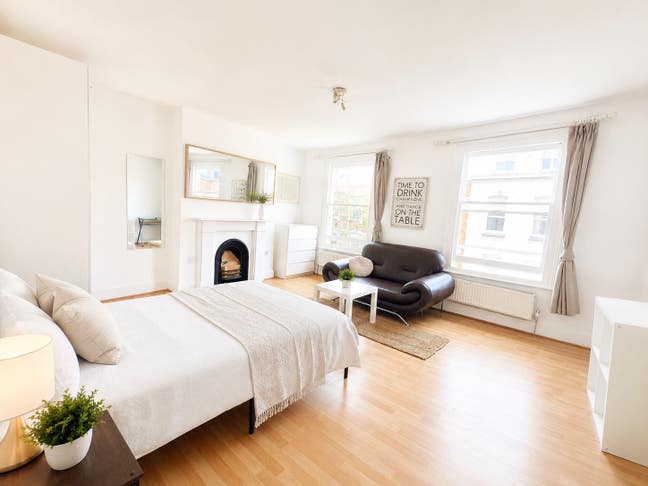 Bright Master Double with Sofa huge Windows Main Photo