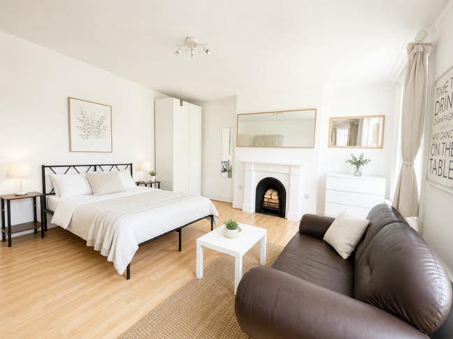 Huge, bright Double with Sofa Main Photo