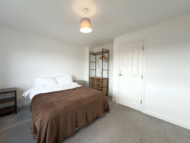 Spacious Double Room in Modern 4-Bed House Share Main Photo