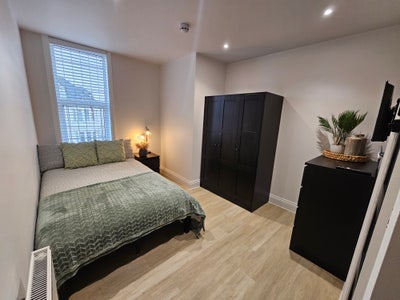 Modern Double with Own Off-Suite (No Bills) Main Photo
