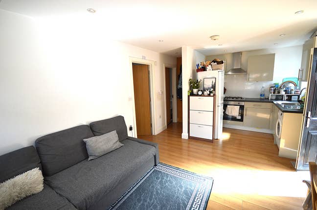 Modern One-Bedroom Bungalow with Private Garden Main Photo