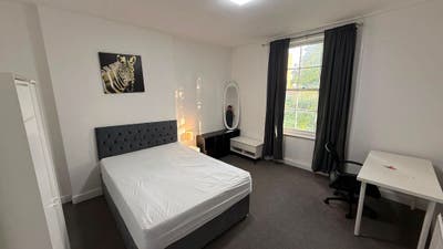 🏡 Modern 4 Bed Home in Sittingbourne |BILLS INCL. Main Photo