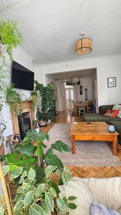 Looking for a roommate to join live in landlord Main Photo