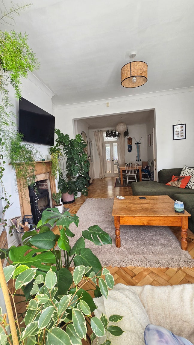 Looking for a roommate to join live in landlord Main Photo