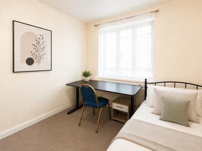 🔑 Stylish Double, Ready to Move in NOW Main Photo