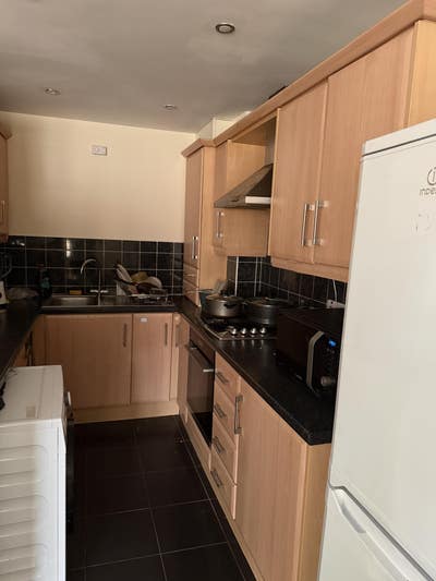 One double bedroom in a a two bedroom flat  Main Photo