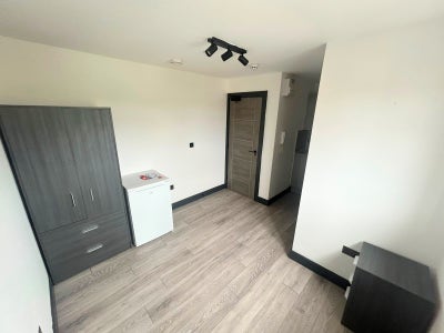 DSS - Studio Flat Available in Worcester Park KT4 Main Photo