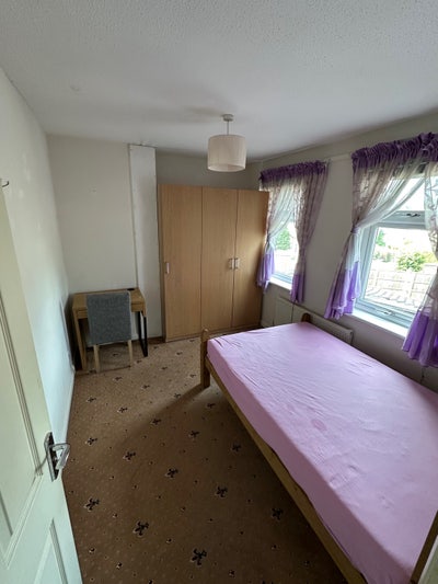 Hayes Town(UB3) - Double Room with Internet Main Photo