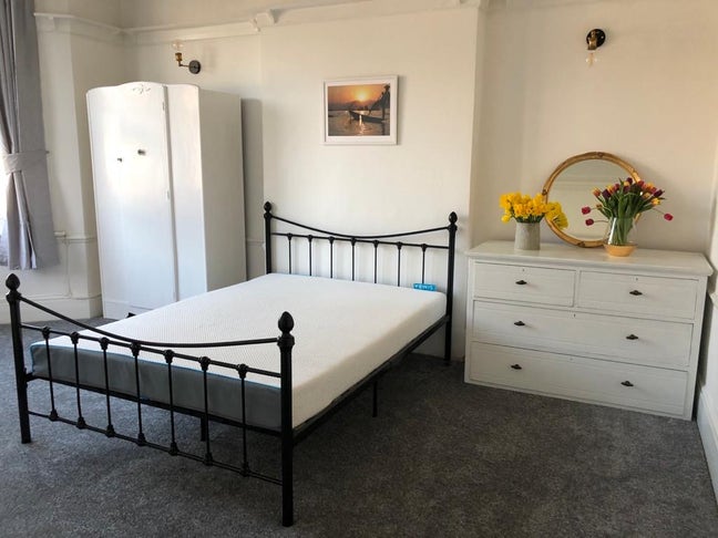 Extra Large Double Room Near Hospital & Seafront Main Photo