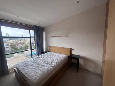 Room to rent in Brentford: &pound;1000 including bills  Main Photo