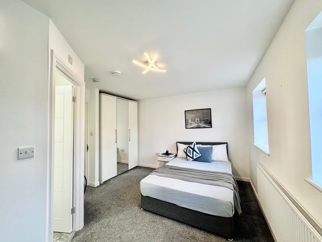 EN-SUITE ROOM IN HA9 8SR Main Photo