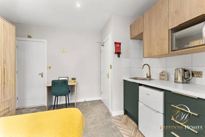 Spectacular HMO in New Road - PE2 Main Photo