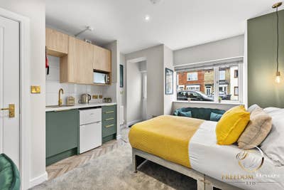 Spectacular HMO in New Road - PE2 Main Photo