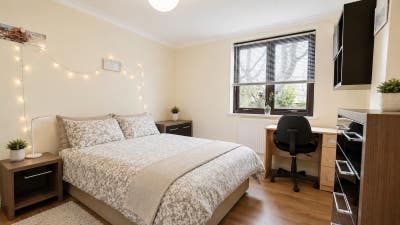 Spacious Room + Garden 🌿✨ Great E3 Location 🚆🏡 Main Photo