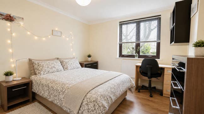 Spacious Room + Garden 🌿✨ Great E3 Location 🚆🏡 Main Photo