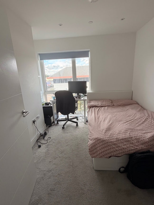 Double Room + Bathroom | Bills + Parking Inc. Main Photo