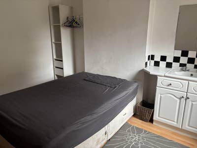 Single room in furnished shared house Main Photo