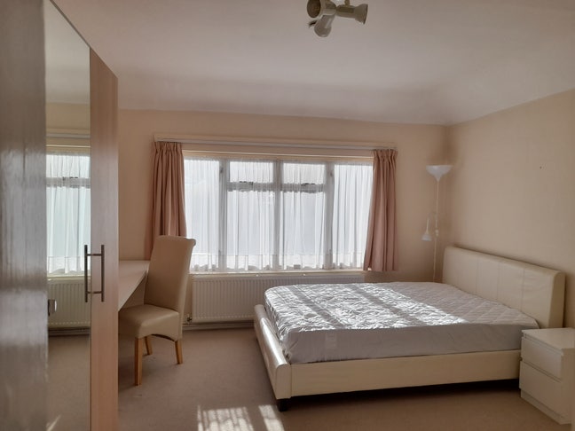Self Contained Studio  Near New Barnet Station Main Photo