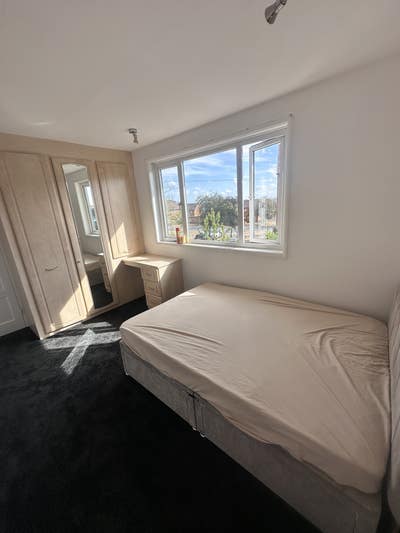 Double & Single room to let near QAH - lodgers Main Photo