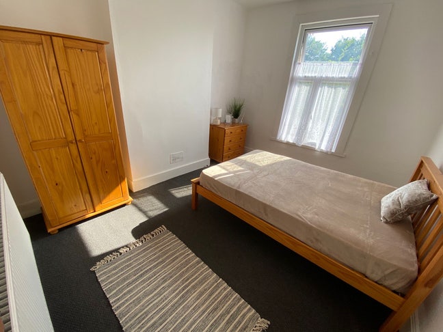 Large Double Room Available | Female House | 🔥 Main Photo