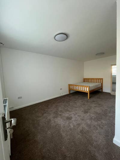 Large Double En-Suite Room for Couple  Main Photo