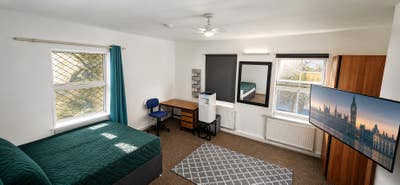 Large Double Room with Air Conditioning — Leagrave Main Photo