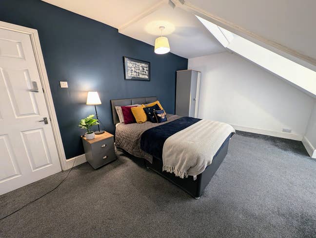 Spacious Double /Metro/ Bills/ Wifi/ *Cleaner Main Photo