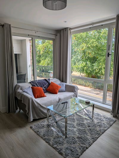 Beautiful En-Suite Room in Bright Modern Apartment Main Photo