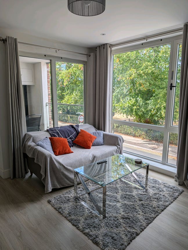 Beautiful En-Suite Room in Bright Modern Apartment Main Photo