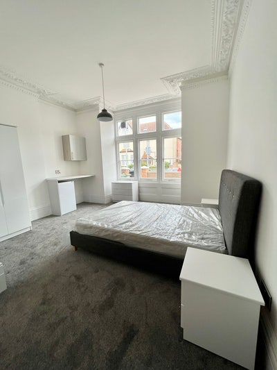 One very large double room/en-suite available  Main Photo