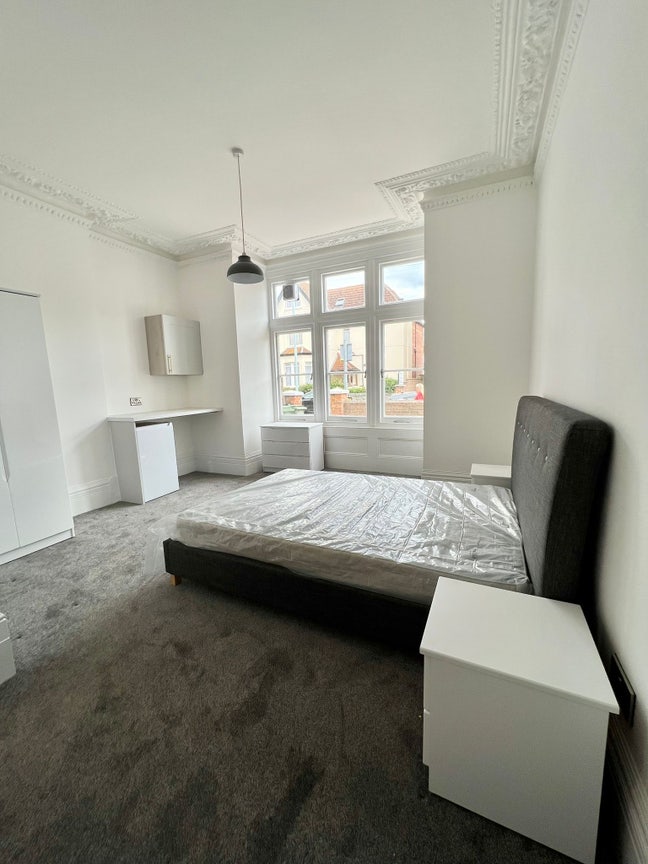 One very large double room/en-suite available  Main Photo