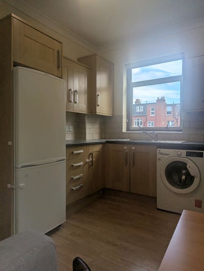 Flat 3 rooms, Palmers green, &pound;2.000 excluding bill Main Photo
