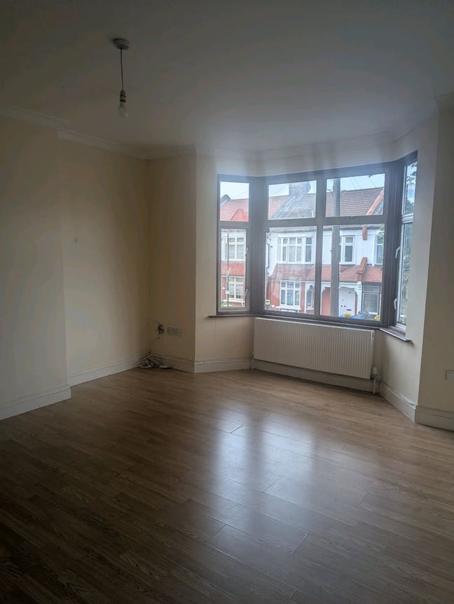 Flat 3 rooms, Palmers green, &pound;2.000 excluding bill Main Photo