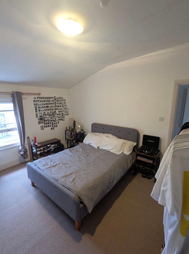 Spacious and bright double room in West Hampstead Main Photo