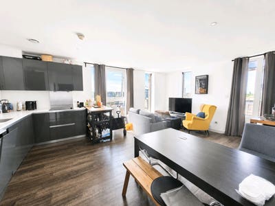 Entire 2 bedroom, 2 bathrooms flat with  balcony  Main Photo