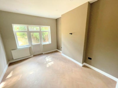 DSS - 4 Bed Flat Available in Catford Lewisham SE6 Main Photo