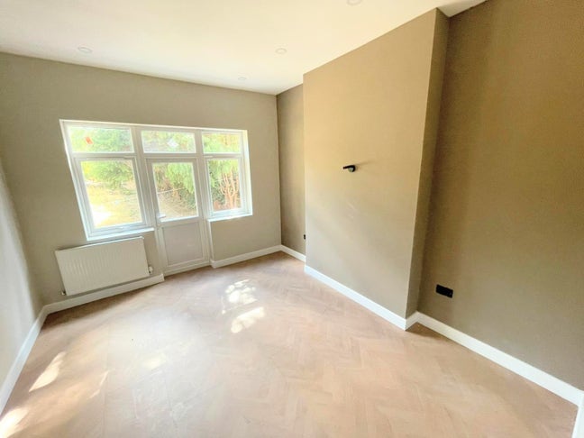 DSS - 4 Bed Flat Available in Catford Lewisham SE6 Main Photo