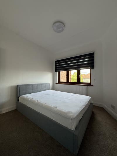 Spacious 2 Bed /1BA Property - Close to Tube Main Photo
