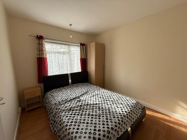 Spacious Double Room to Rent – IG7 4EY, Chigwell Main Photo