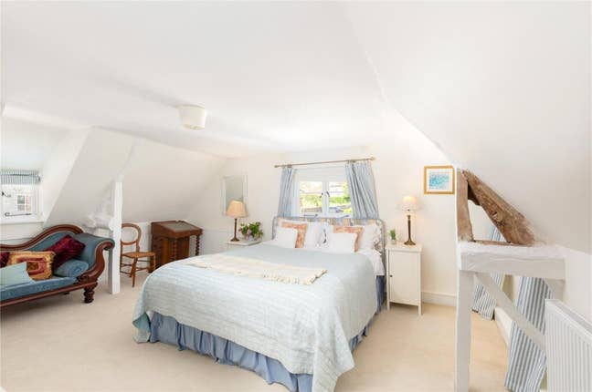 Beautiful double room, in pretty thatched cottage Main Photo